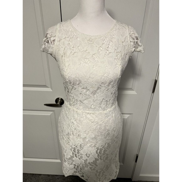 Signature8 White Lace Backless dress with pockets Large cap sleeve bridal - Picture 2 of 15
